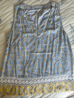 Crown & Ivy Sleeveless Patterned Tunic Top in Light Blue & Yellow